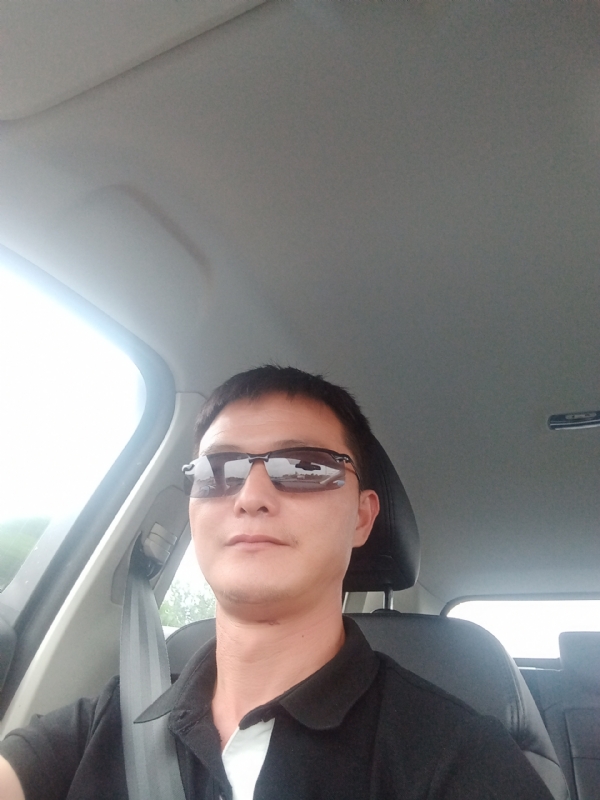 孤独的男人的第一张照片--玉林相亲服务中心
