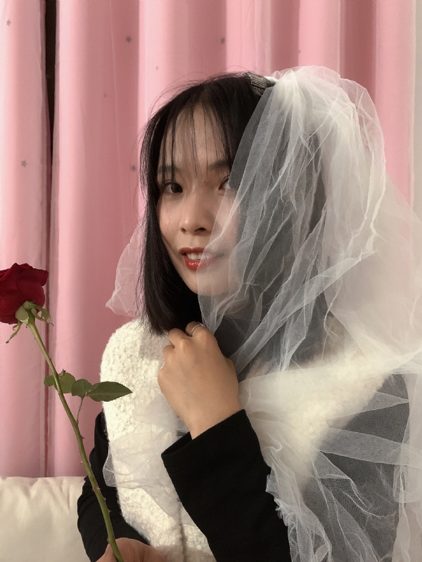 持紫菜包饭的女孩的第一张照片--玉林相亲服务中心