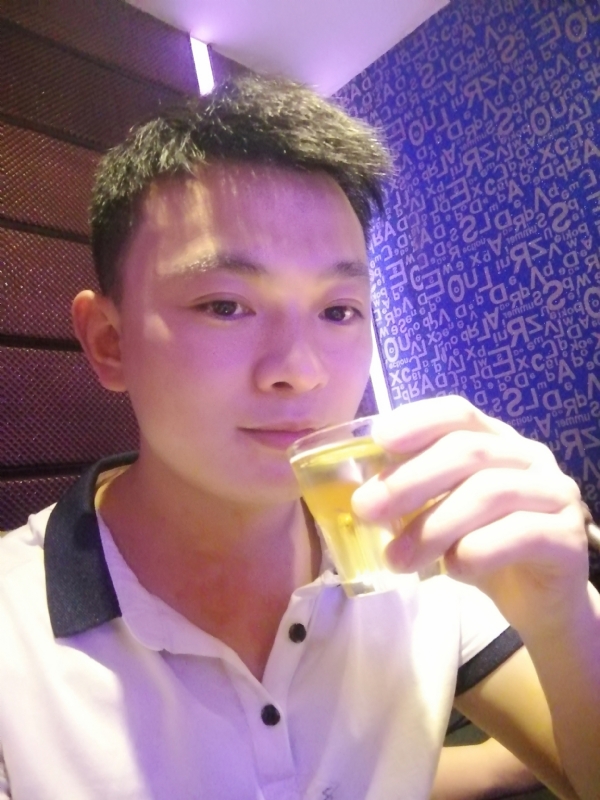 幸福的拥抱的第一张照片--玉林相亲服务中心
