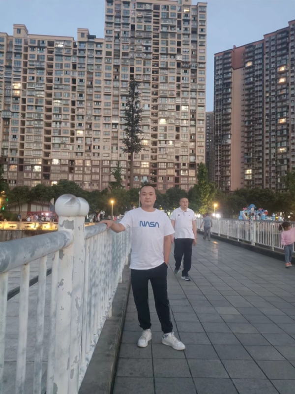 寂寞的男人的第一张照片--玉林相亲服务中心
