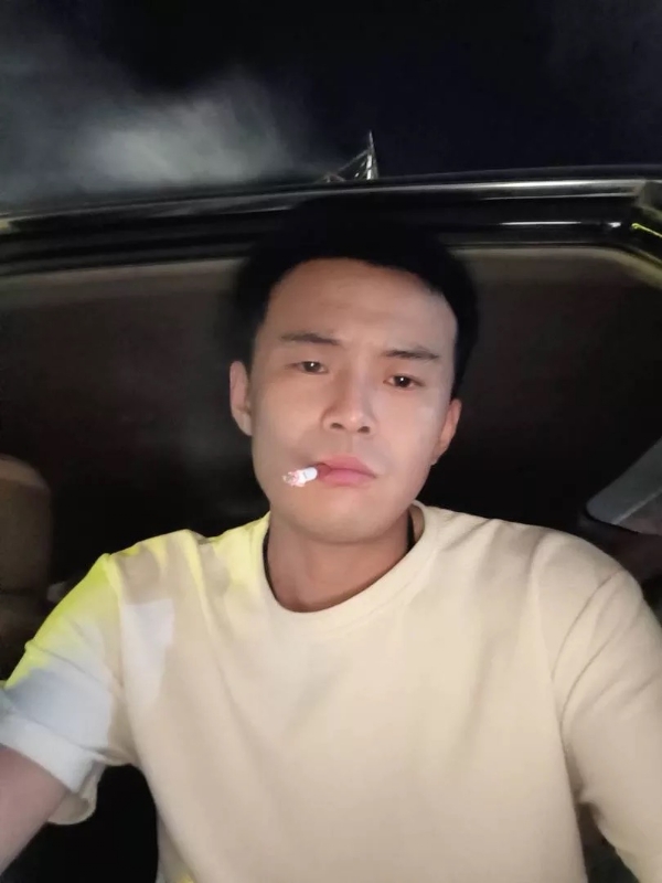 爱睡觉的土拨鼠的第一张照片--玉林相亲服务中心